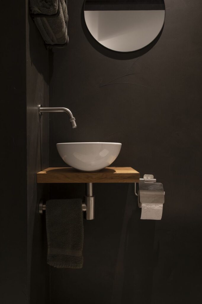 Beton ciré wanden RAL 7022 in het toilet