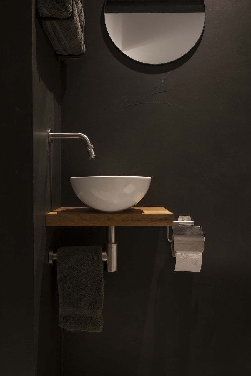 Beton ciré wanden RAL 7022 in het toilet