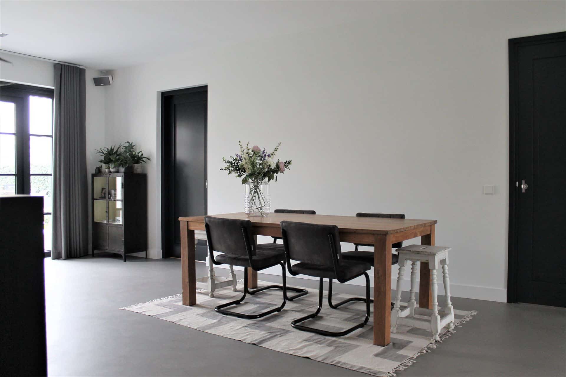 Beton ciré vloer toepassing voor de eetkamer