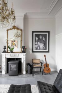 Woonkamer met betonvloer in Den Haag