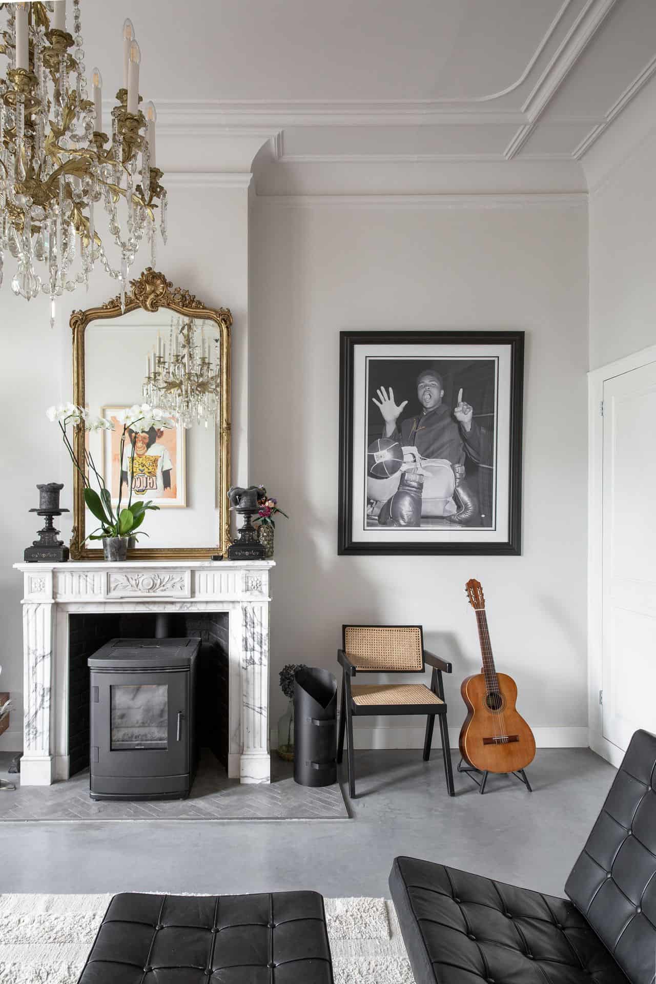 Woonkamer met betonvloer in Den Haag