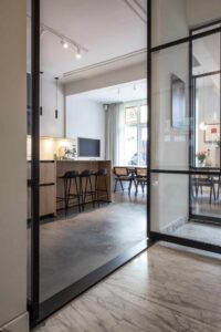 Woonkamer met betonvloer in Den Haag