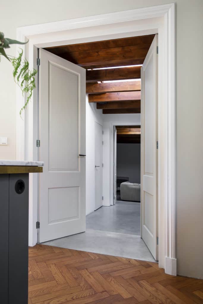 Gevlinderde betonvloer in Heemstede in combinatie met hout