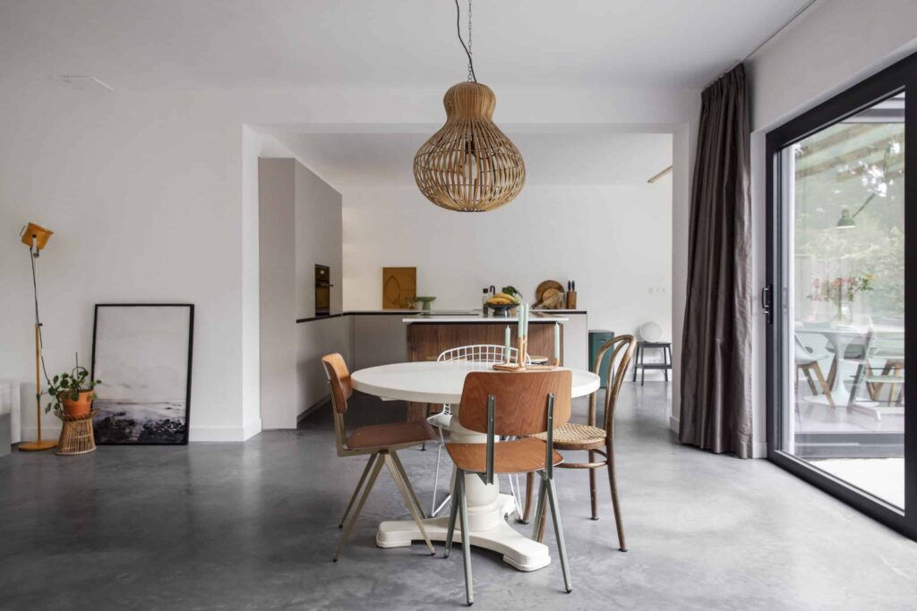 Gevlinderde betonvloer in de eetkamer in Nuenen