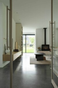 Woonkamer met een gevlinderde betonvloer, in Harderwijk