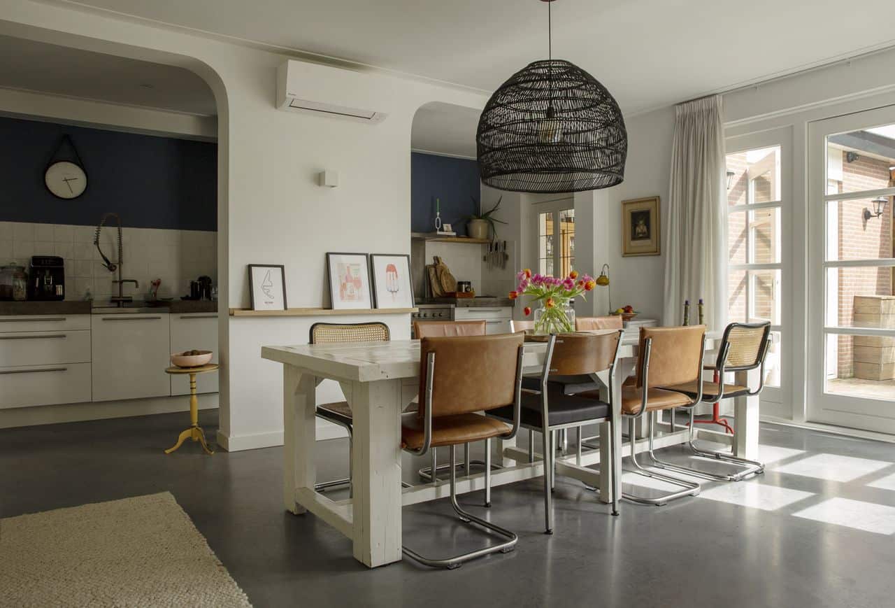 Grijze woonbeton vloer in de eetkamer in Maarsbergen