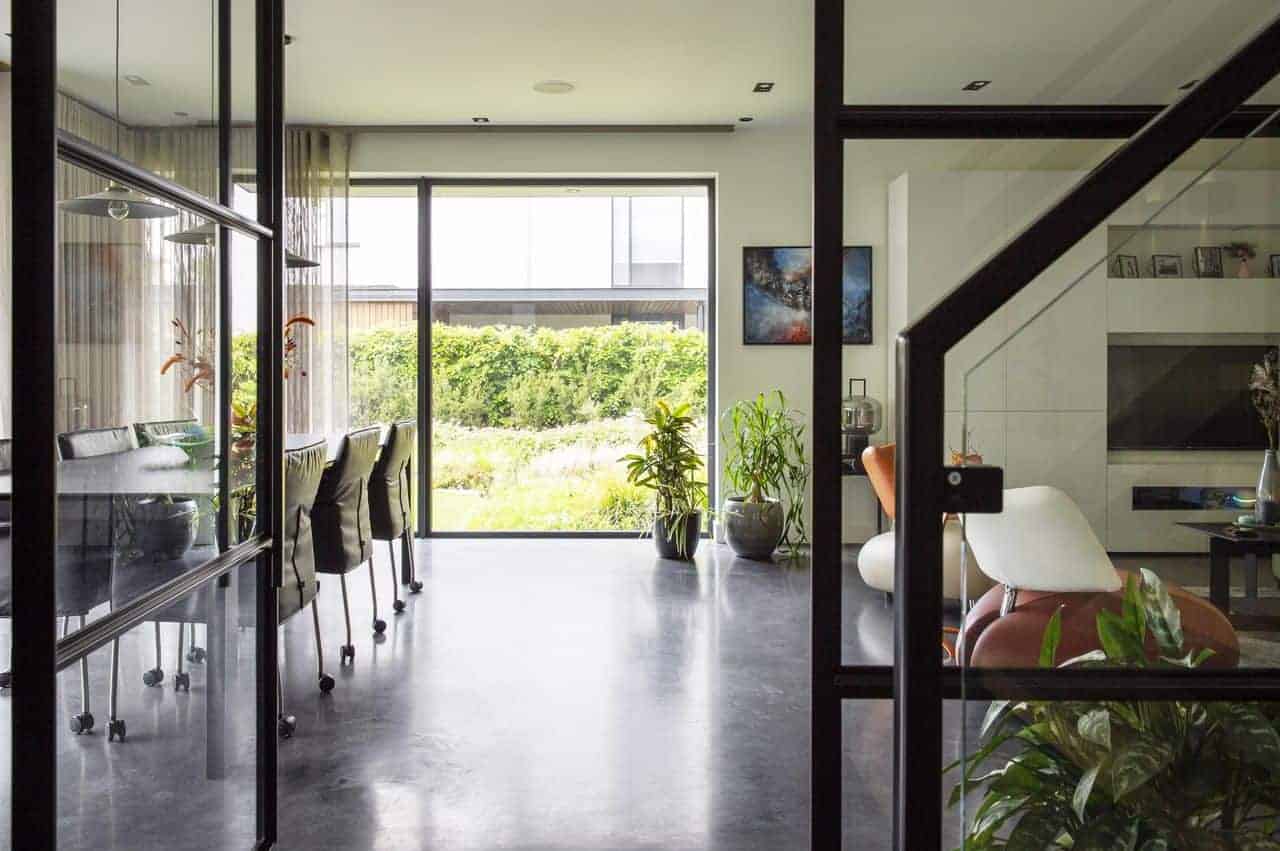 Opbouw geïsoleerde betonvloer op zand, beton schoonmaken, Gevlinderde woonbeton vloer in Eindhoven