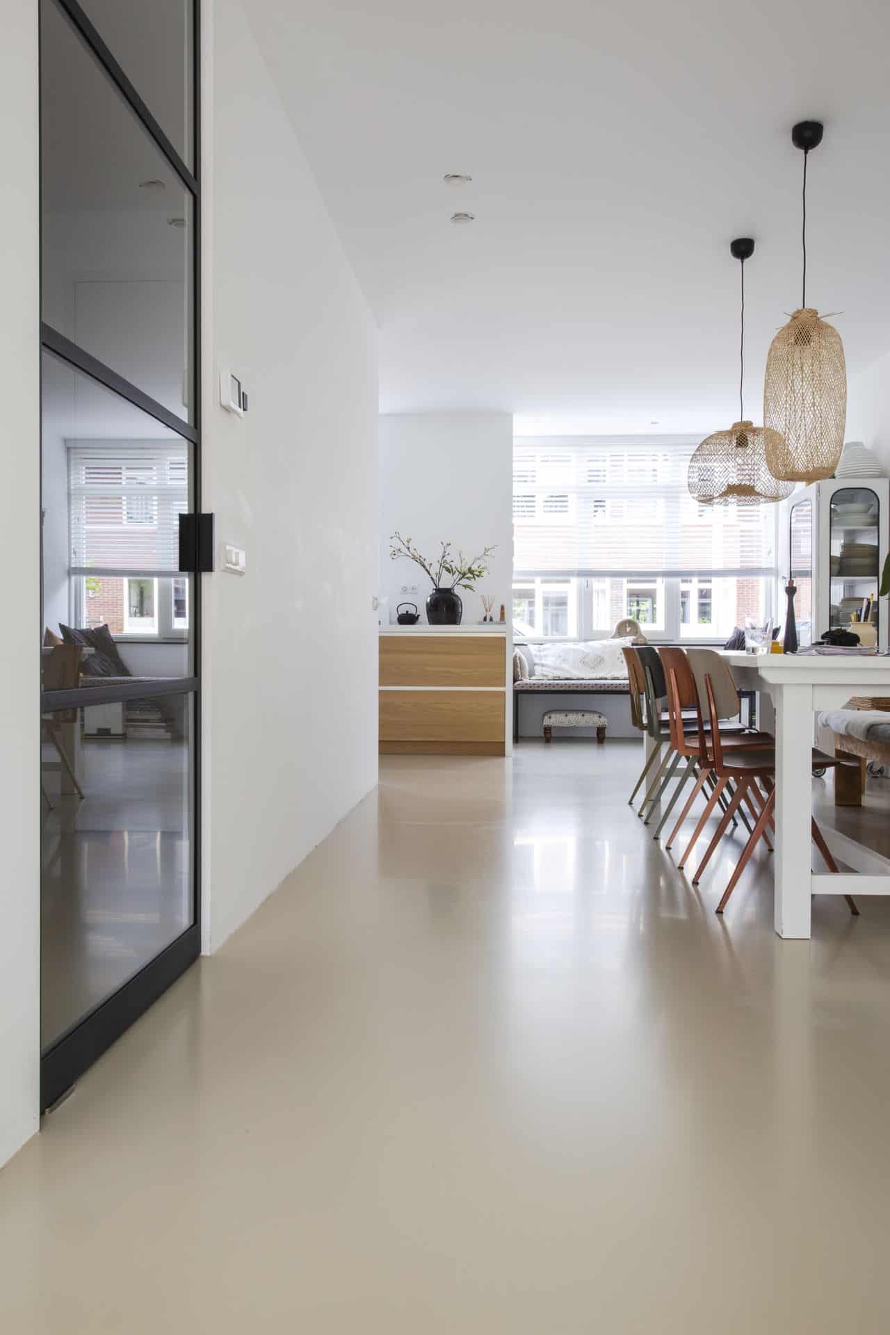 PU gietvloer in de eetkamer en keuken in Zeist.