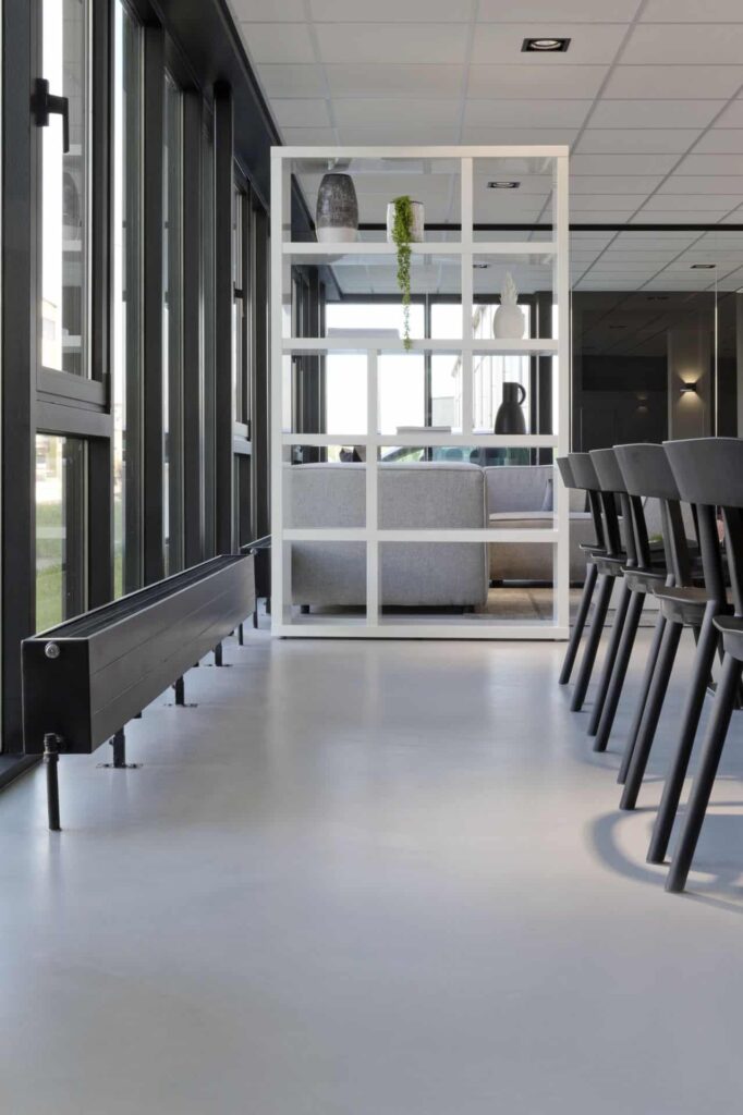 Gietvloer in kantine Kesteren Willem Designvloeren