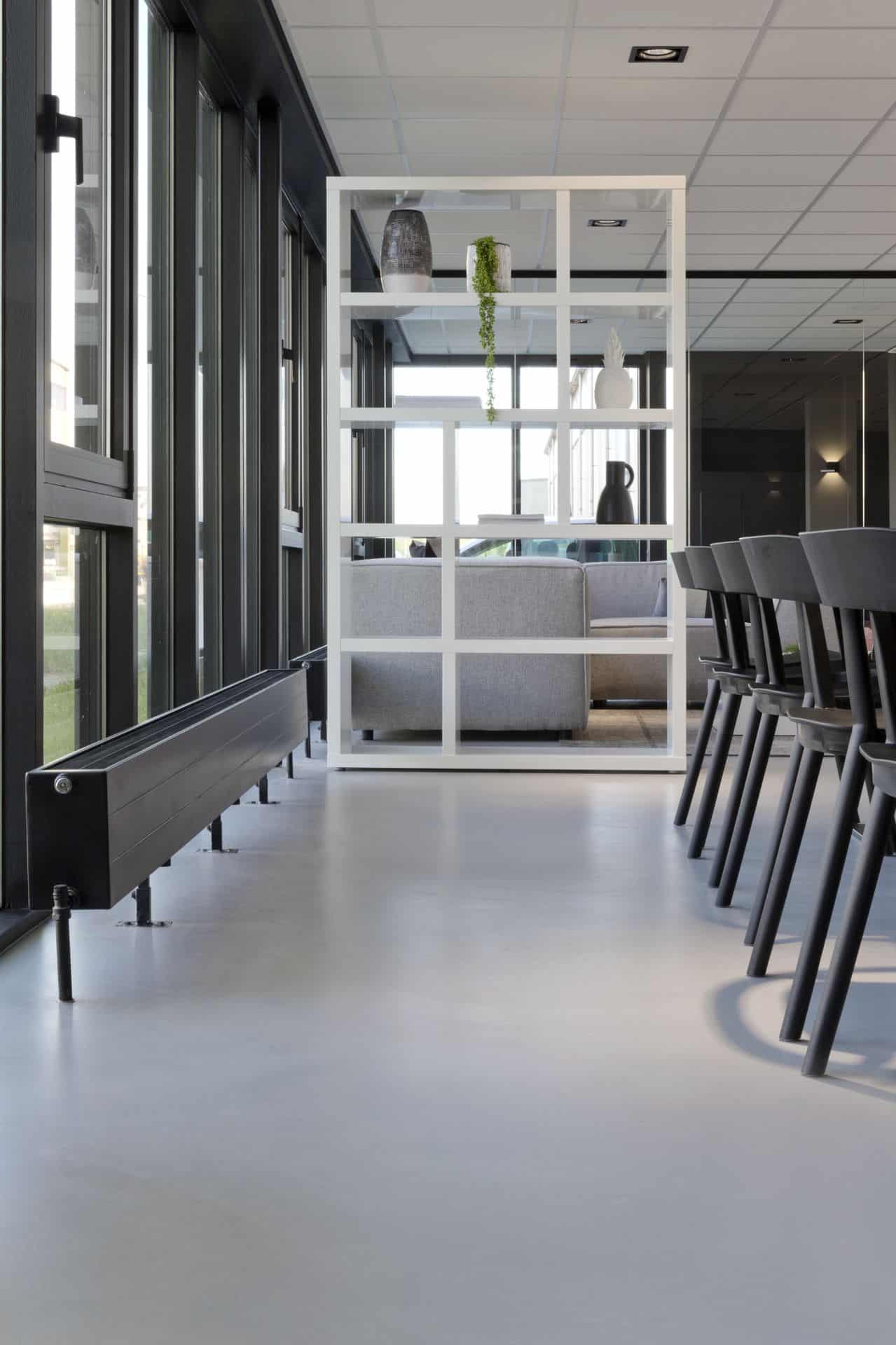 Gietvloer in kantine Kesteren Willem Designvloeren