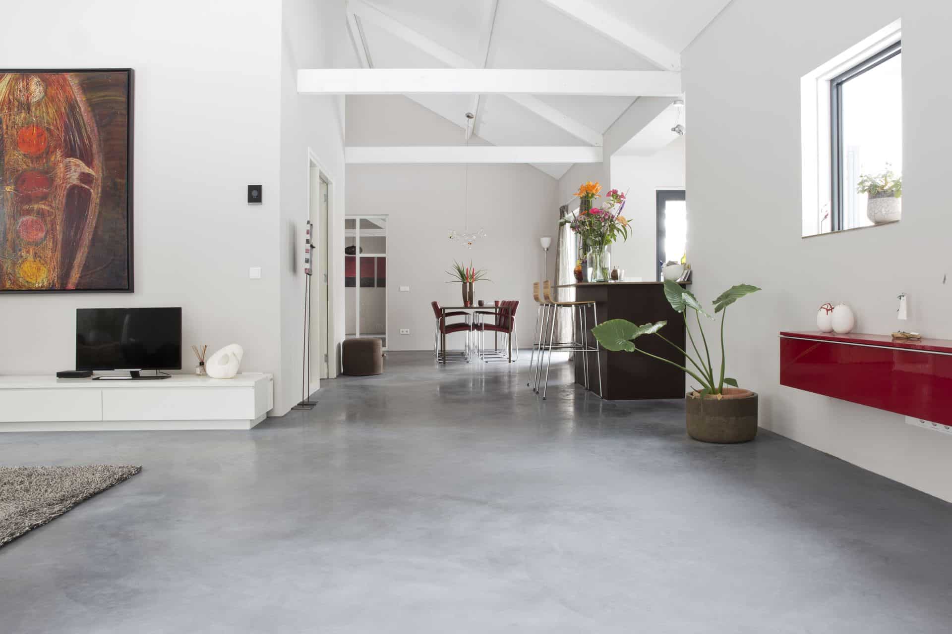 betonvloer plinten, gevlinderde betonvloer, woonbeton in de woonkamer