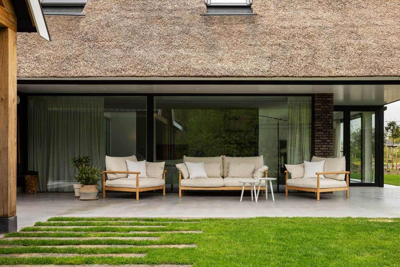 gevlinderde betonvloer onder rieten overkapping 2