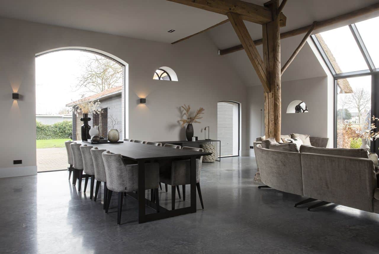 gevlinderde woonbeton vloer in een landelijk interieur