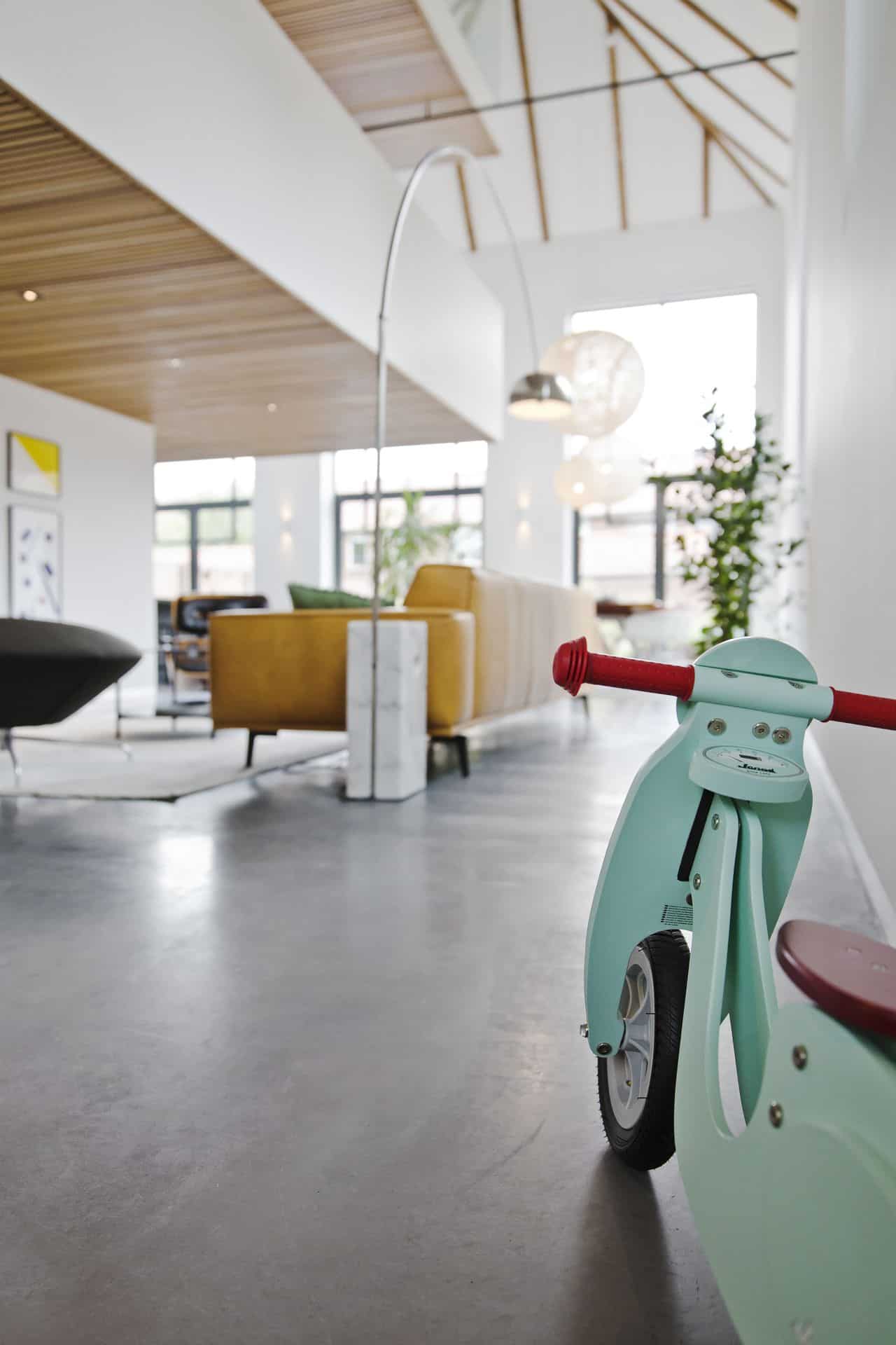 Woonbetonvloer in kerk, kerk met gevlinderde woonbeton vloer, kerk edam beton, kerk edam