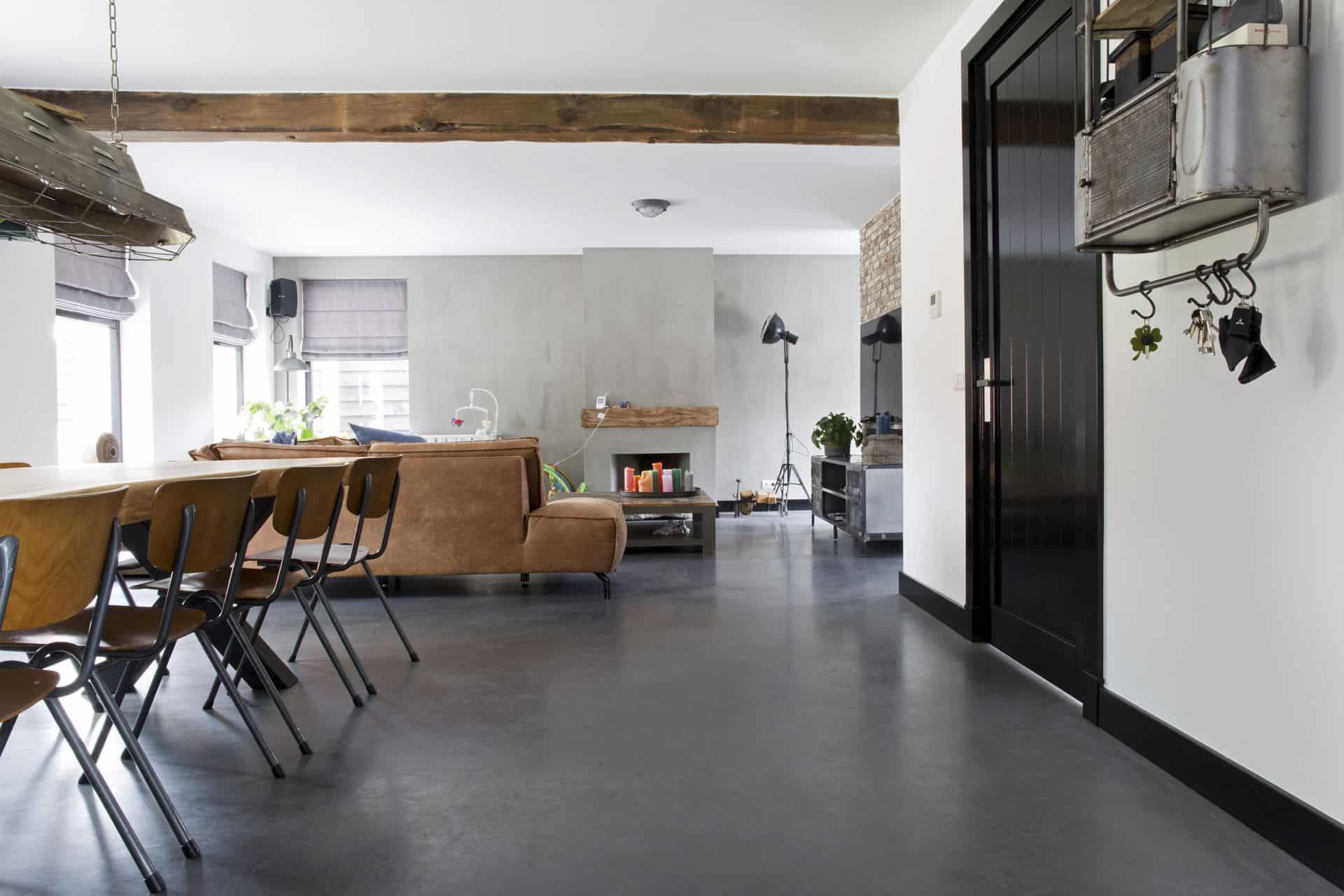 huiskamer met betonvloer