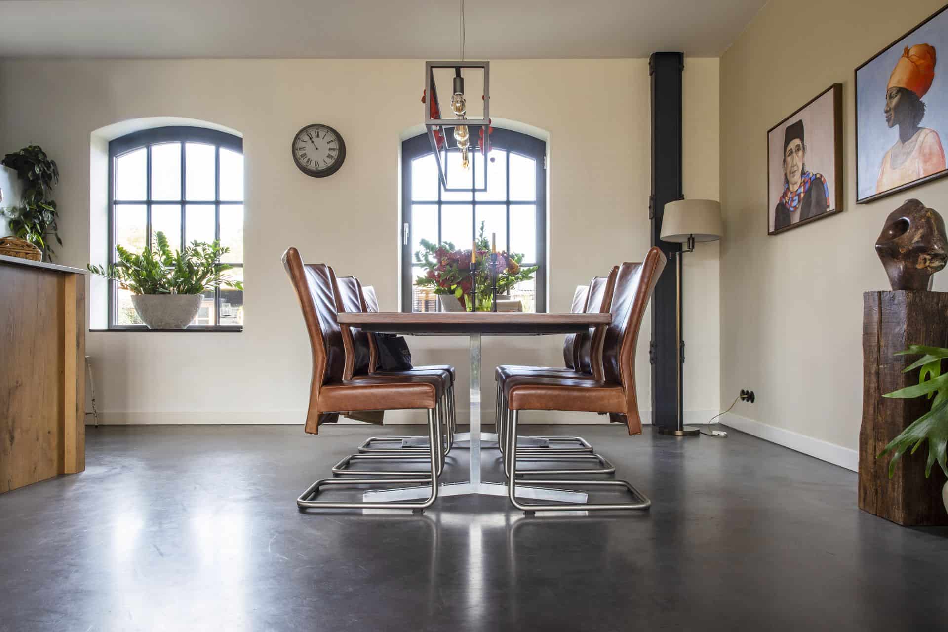 gevlinderde woonbeton vloer, betonvloer eetkamer