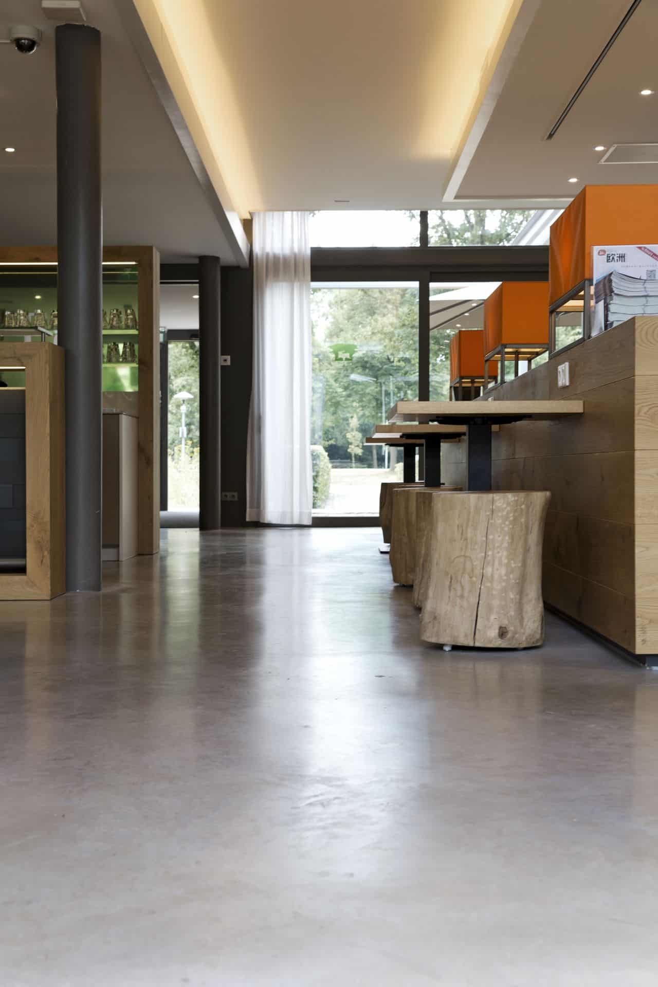 betonnen vloer in hotel, betonvloer in restaurant