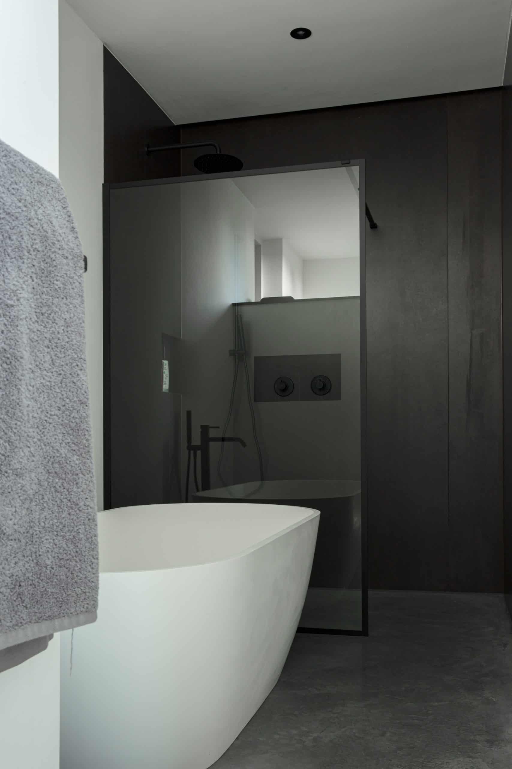 Badkamer in Bemmel met een gevlinderde betonvloer