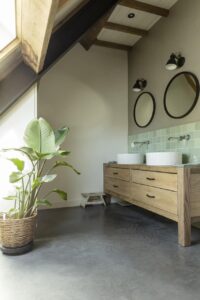 Badkamer in Budel met een gevlinderde betonvloer en een beton cire muur