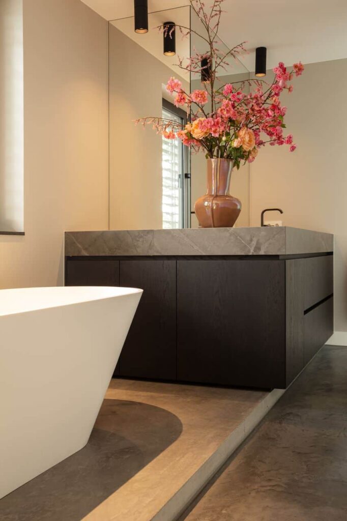 Badkamerinspiratie met een mooi wit vrijstaand bad