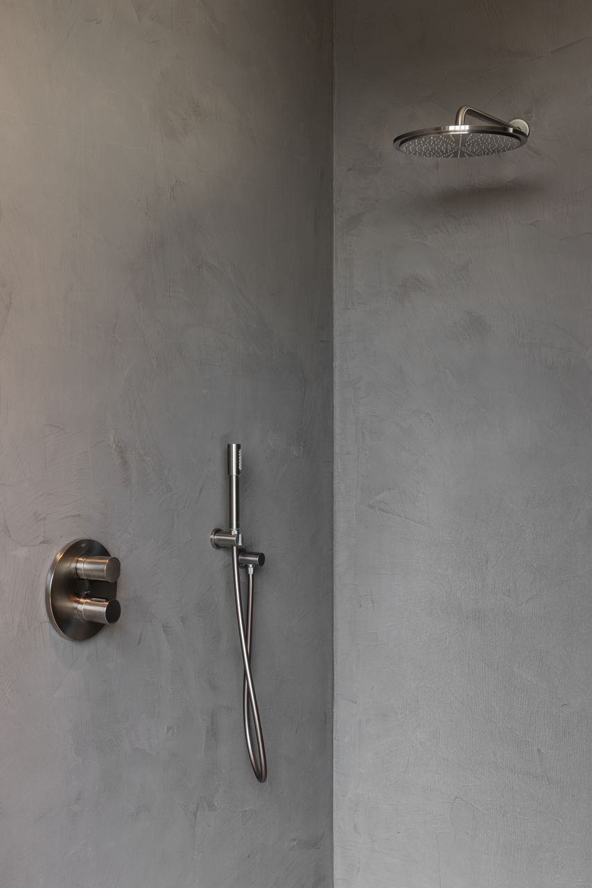 Beton ciré wanden in de badkamer in Enschede.