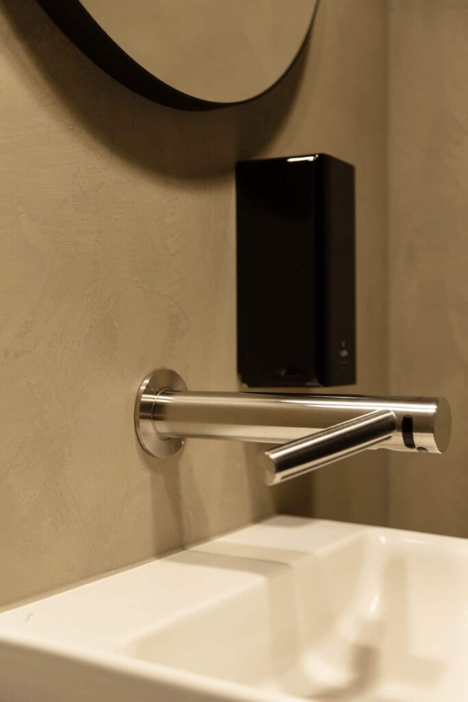 Beton ciré wanden in het toilet in Hattemerbroek.