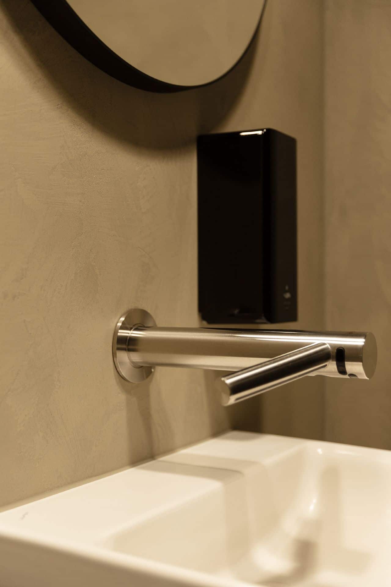 Beton ciré wanden in het toilet in Hattemerbroek.