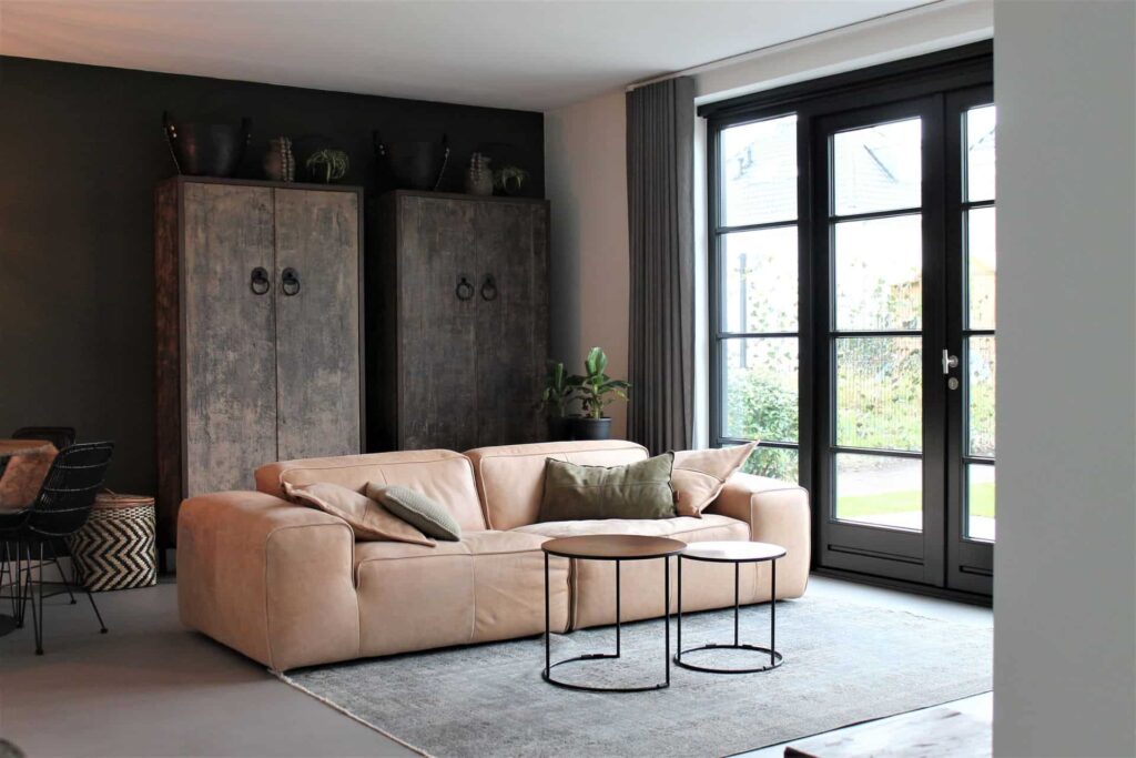 Betonciré vloer in de kamer, betonlook vloeren in de woonkamer