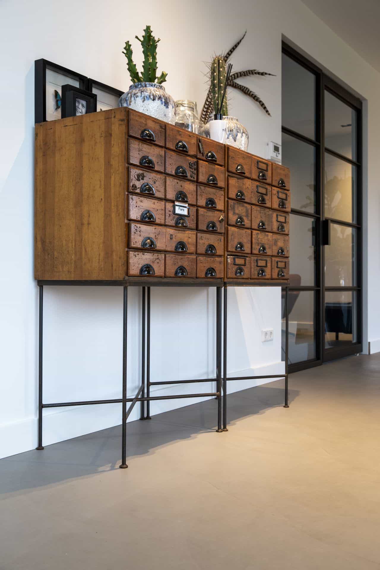 Betonlook vloeren, gietvloeren op kleur