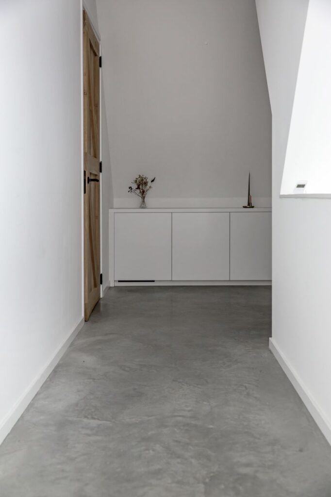 Betonnen vloer op de overloop in Veenendaal gerealiseerd door Willem Designvloeren