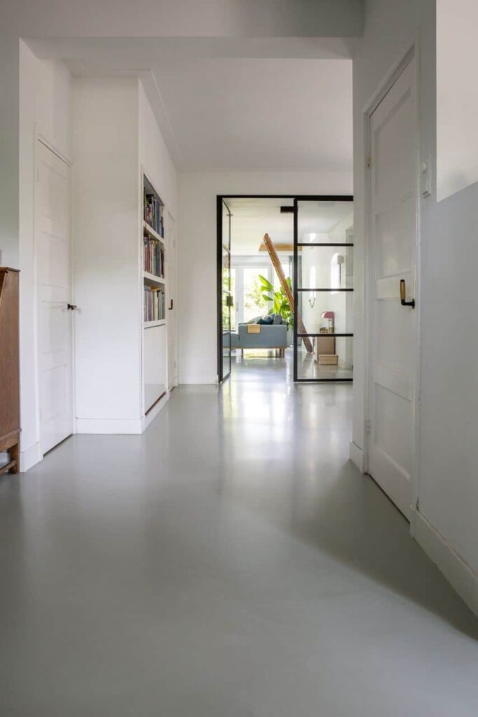 Betonvloer, gietvloer betonlook, beton gietvloer, gietvloer in huis