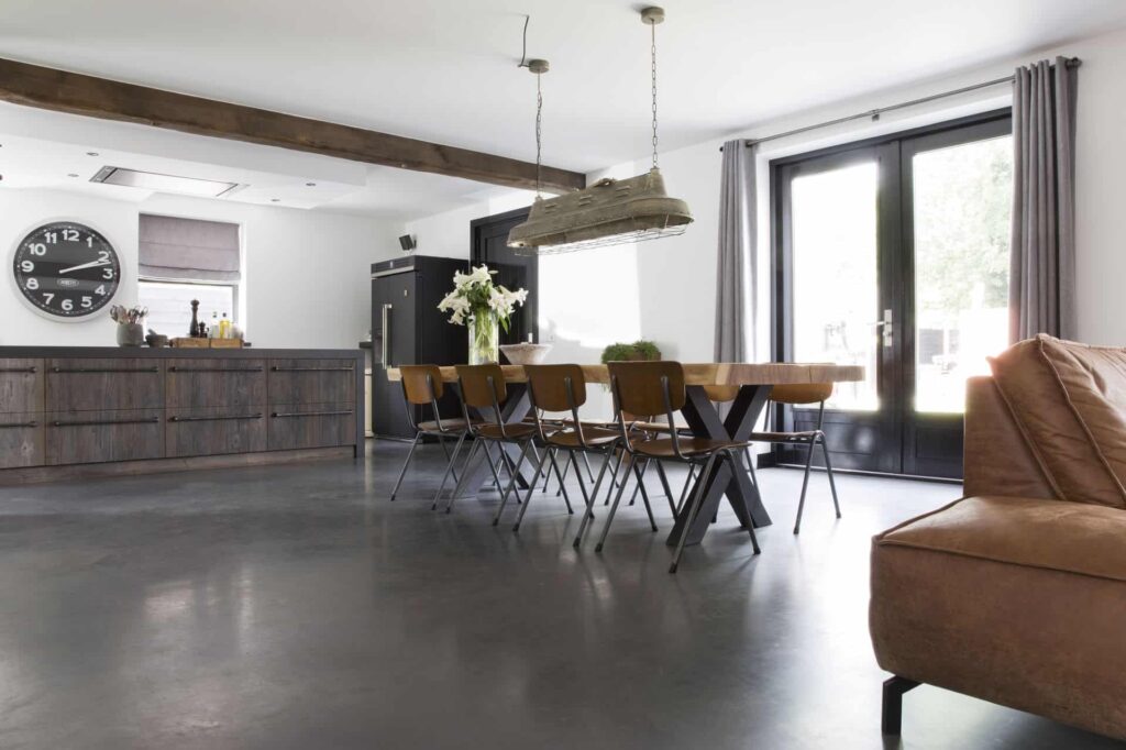 Betonvloer in een industrieel interieur