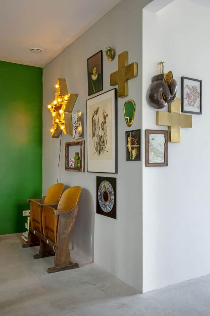 Betonvloer in huis, betonvloer woonkamer, betonlook woonkamer, gevlinderd beton woonkamer