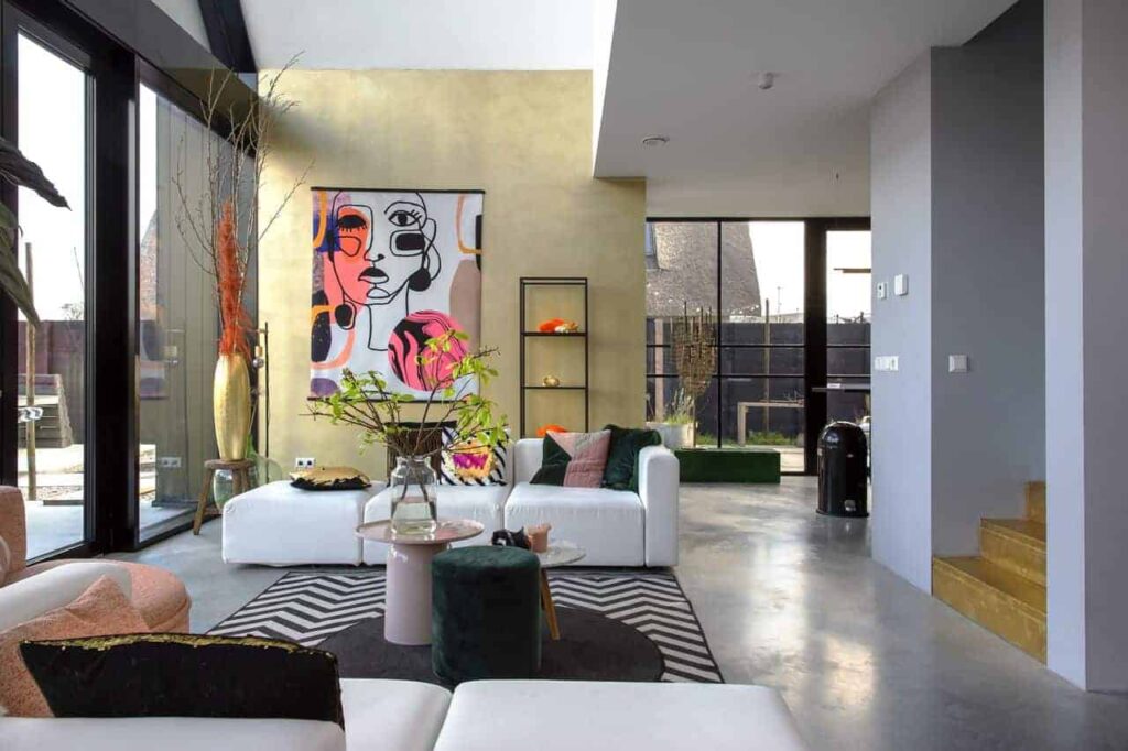 Betonvloer in huis, gevlinderde betonvloer in huis, gevlinderd woonbeton in huis