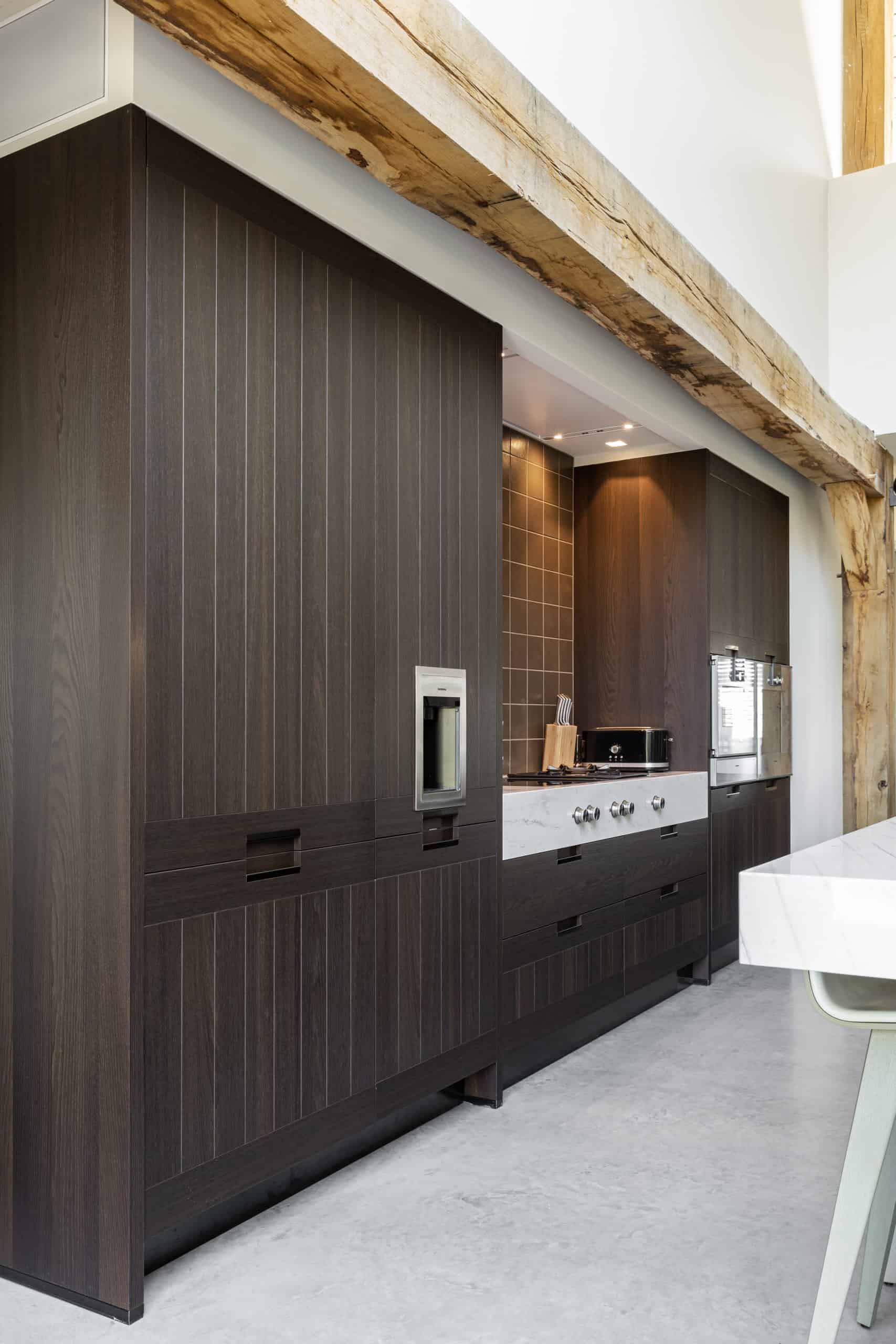 Bruine keuken in Oss met een gevlinderde betonvloer van Willem Designvloeren 2