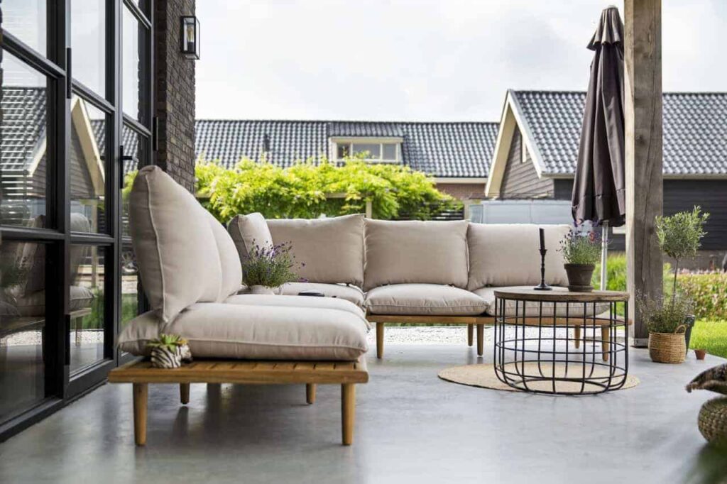 Buiten terras van beton met loungeset Veenendaal