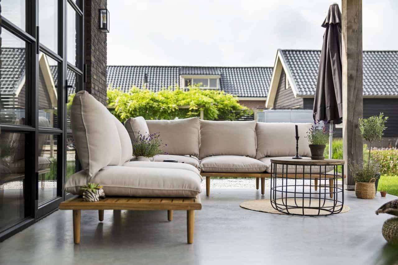 Buiten terras van beton met loungeset Veenendaal