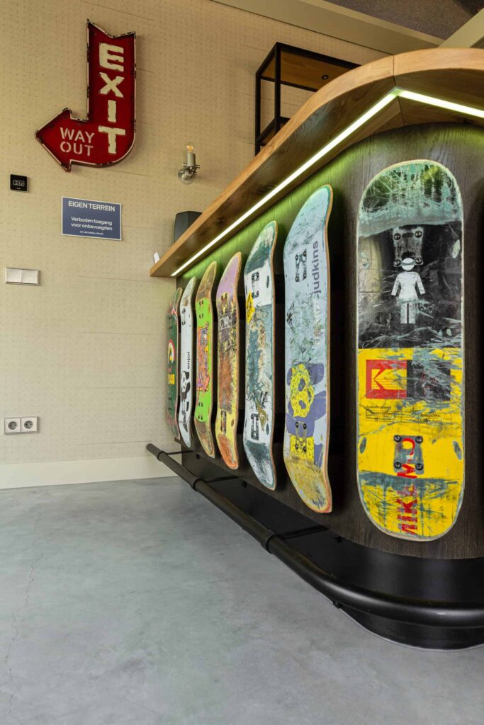 De bar omringd met skateboards in Oss gecombineerd met een gevlinderde woonbeton vloer