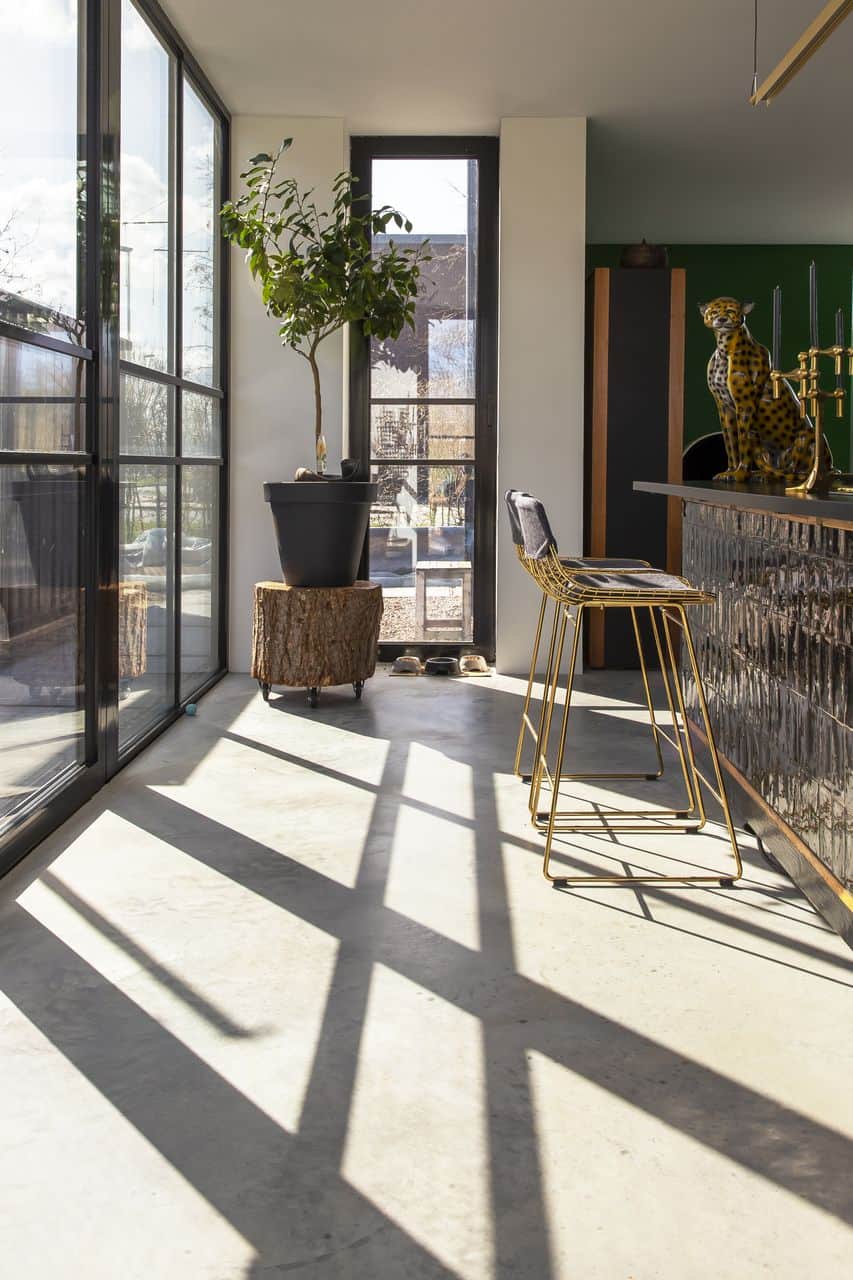 Eclestich interieur in Schoonhoven met een gevlinderde betonvloer van Willem Designvloeren