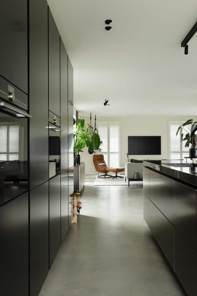 Een Italiaanse betonlook vloer, een dunne gevlinderde vloer, in de woonkamer en keuken van een vrijstaande woning in Tiel.