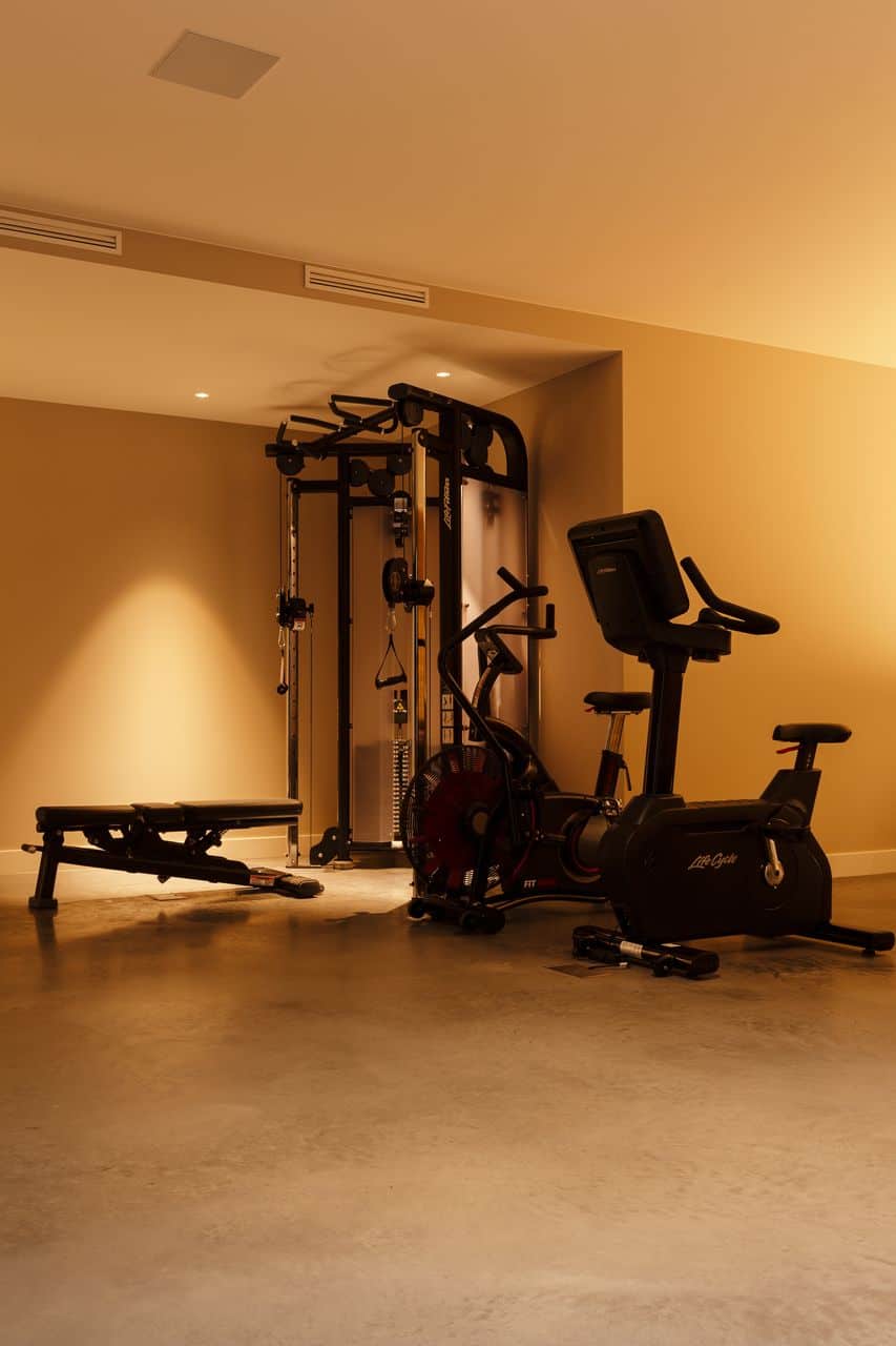 Een thuisgym waarbij gekozen is voor een gevlinderde betonnen vloer