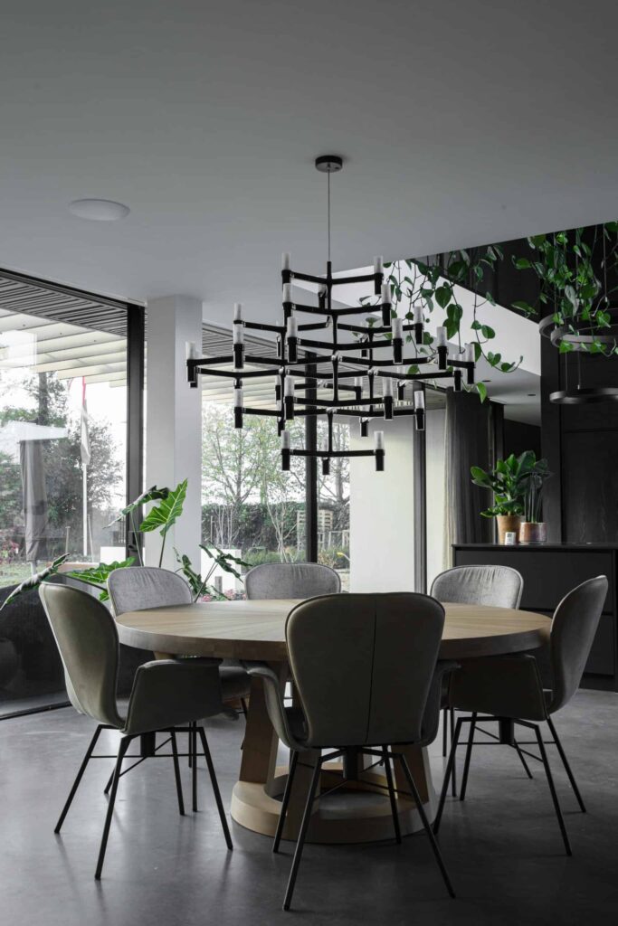 Eetgedeelte in Bemmel met een gevlinderde betonvloer van Willem Designvloeren