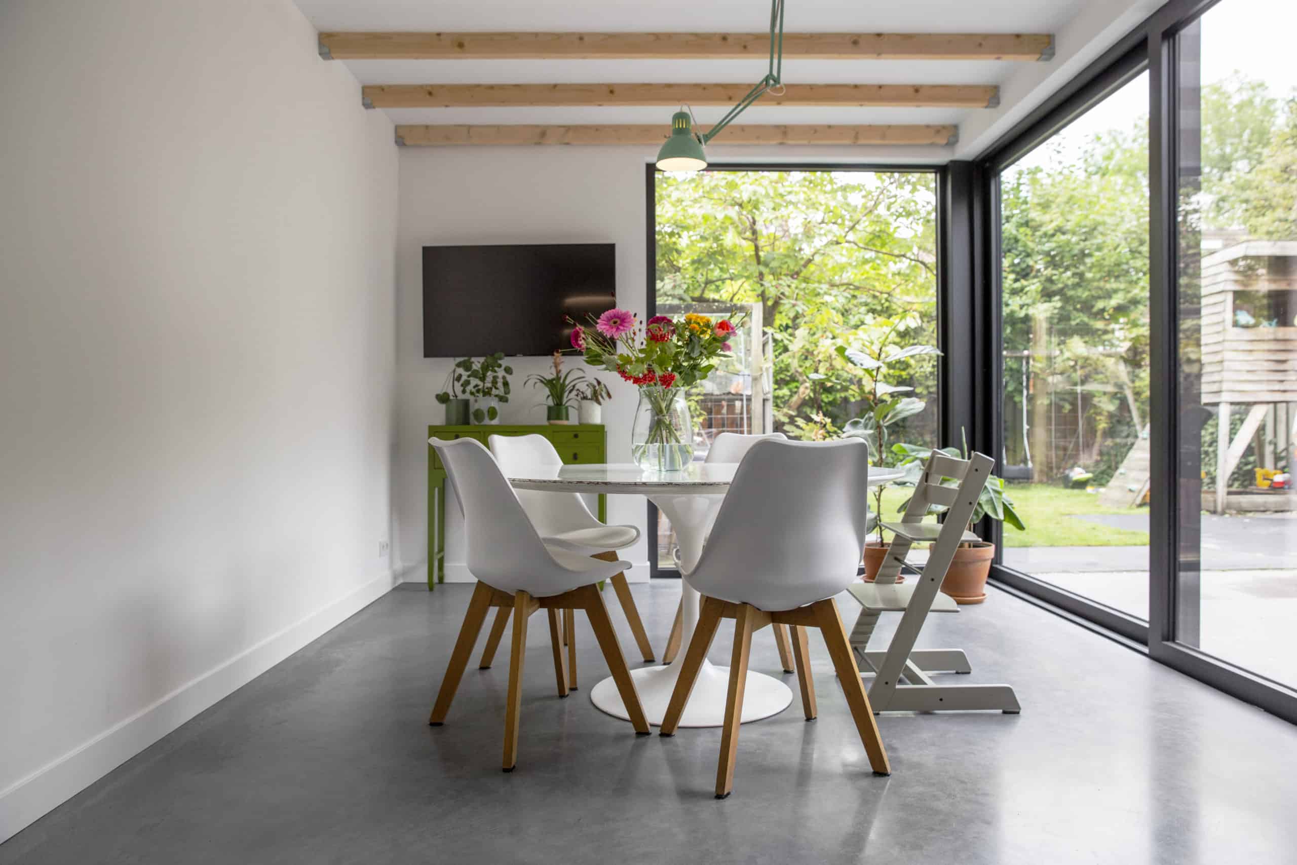 Eettafel met een gevlinderde betonvloer eronder in Nuenen