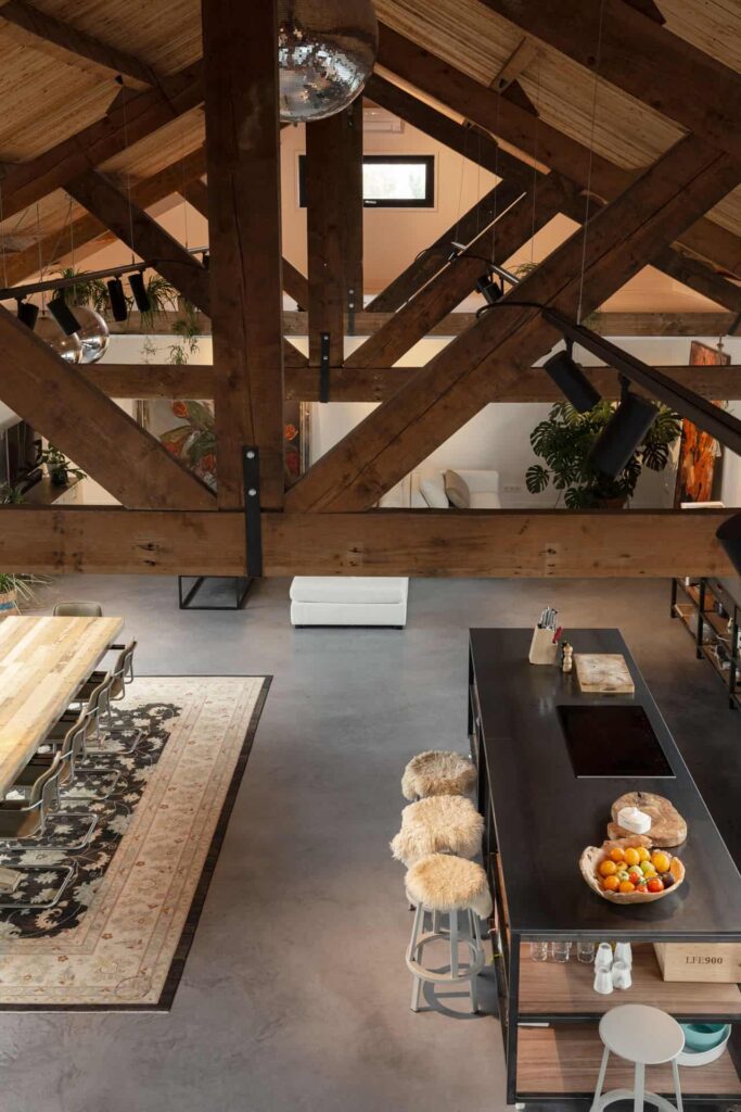 Foto van 'bovenaf' genomen, waar de kleurnuances en schakeringen in de vloer goed zichtbaar zijn. De kleur is 50% midden- en 50% donkergrijs gecombineerd.