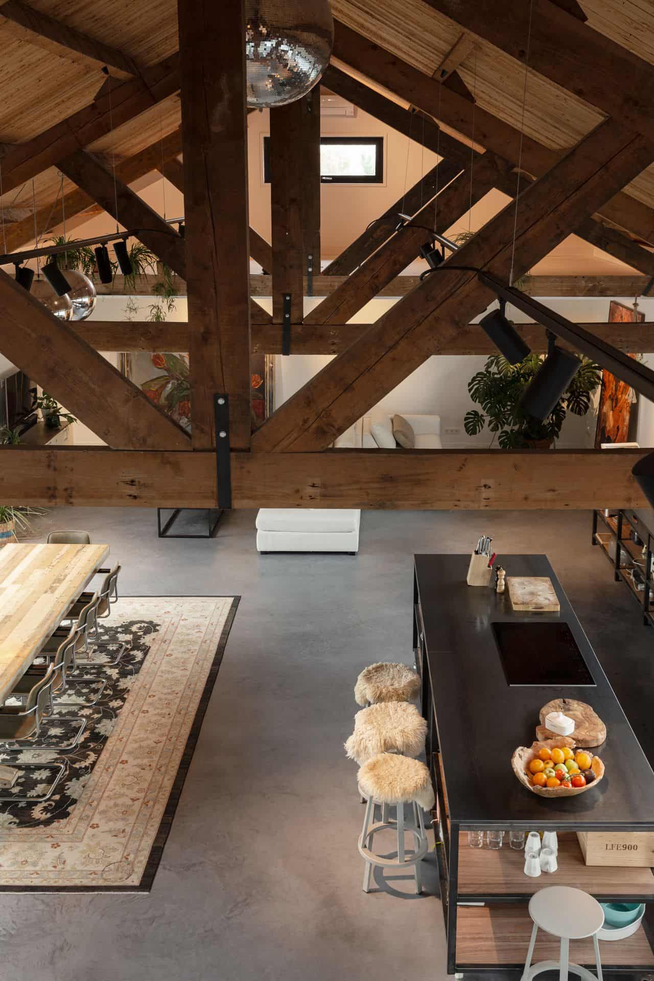 Foto van 'bovenaf' genomen, waar de kleurnuances en schakeringen in de vloer goed zichtbaar zijn. De kleur is 50% midden- en 50% donkergrijs gecombineerd.