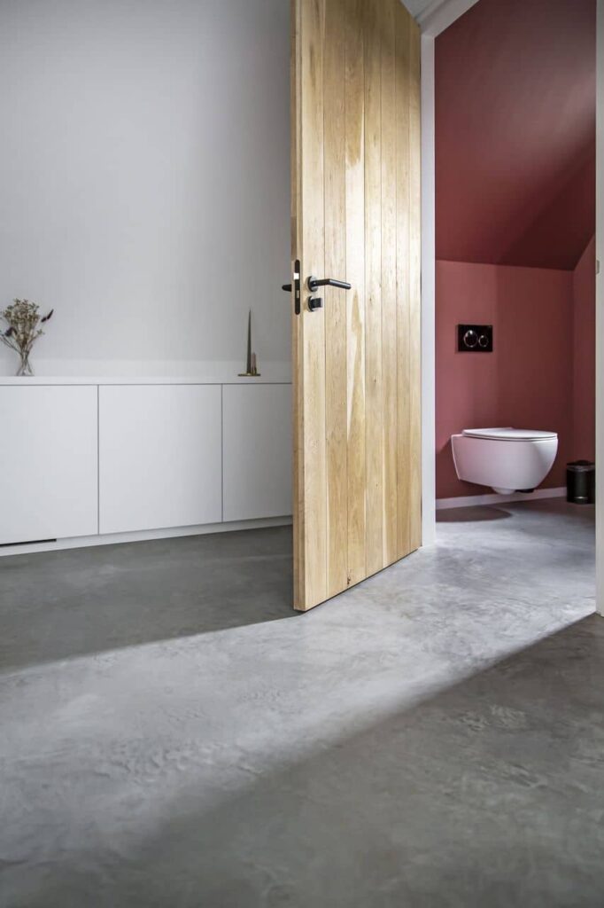 Gevlinderd beton in toilet Veenendaal