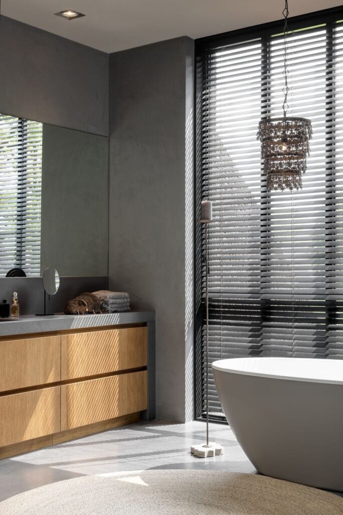 Gevlinderde betonvloer en beton ciré in badkamer van Willem Designvloeren in de badkamer van een vrijstaande villa