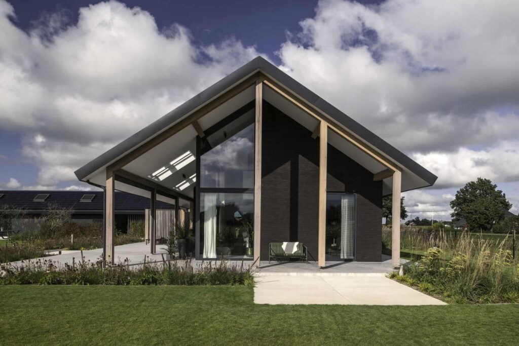 Gevlinderde betonvloer en terras rondom een vrijstaande woning in Wijhe.