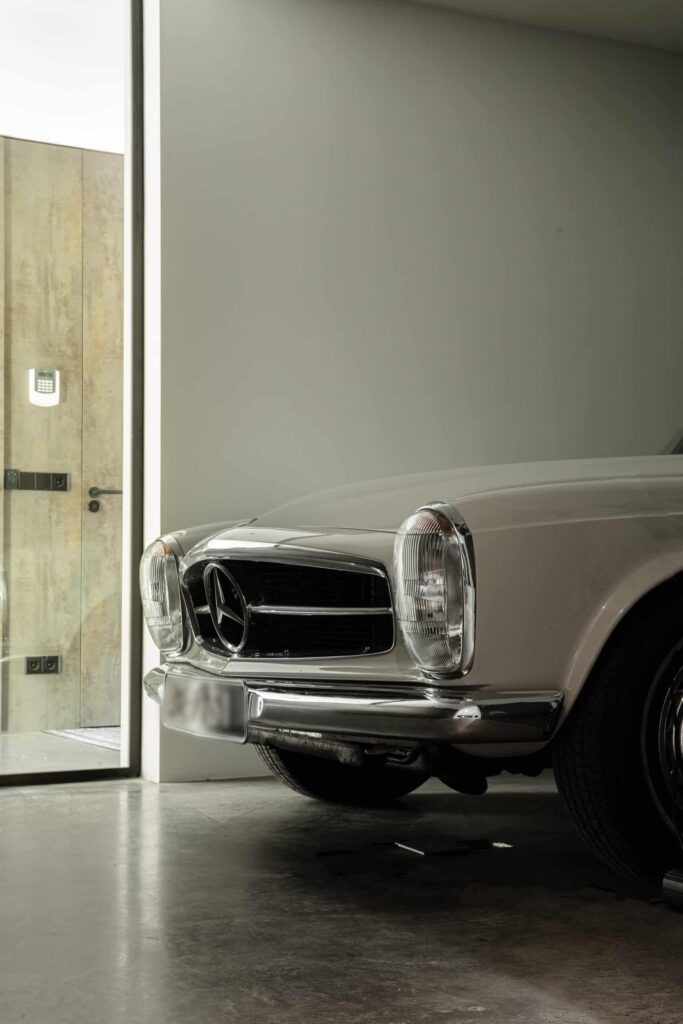 Gevlinderde betonvloer in Bemmel met daarop een oude Mercedes 1