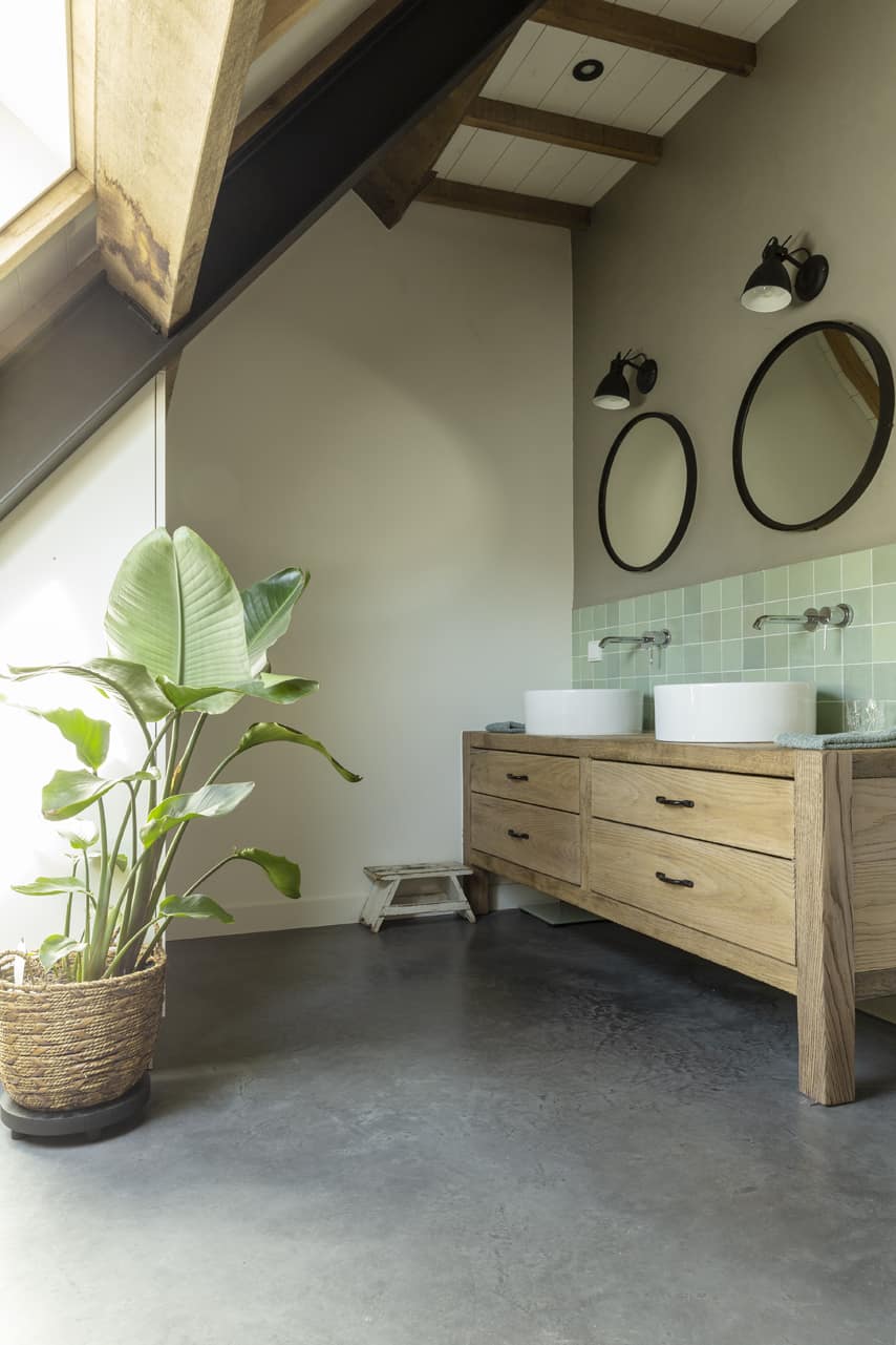 Badkamer in Budel met een gevlinderde betonvloer en een beton ciré muur. Beton cire kleur